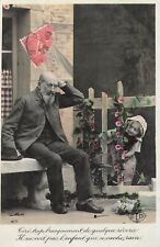 CP GRAND-PERE REVEILLE PAR PETITE FILLE DERRIERE BARRIERE