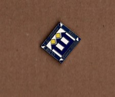 pin's Club Med - la boutique Champs Elysées (EGF argenté) hauteur: 1,6 cm