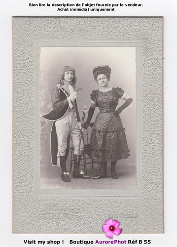 Jeune couple costumé - jeune,