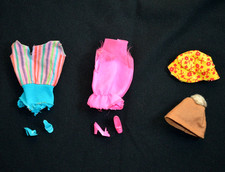 Lot anciennes tenues poupée