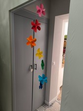 un mobile à suspendre design Scandinave fleurs multicolores, marque Livingly.