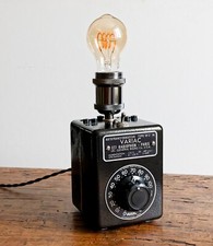 Lampe Upcycling – Ancien autotransformateur détourné en lampe à poser