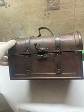 ancien coffre en forme de malle en bois surement un coffre a bijoux