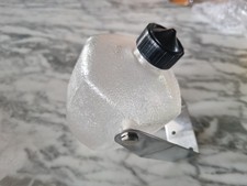 Distributeur de savon liquide mural, en verre et inox, bec plastique.