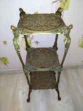 Très ancienne sellette en bronze doré à trois tablettes