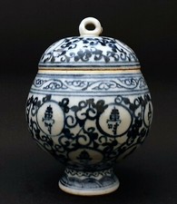 Exquisite Antique Chinese Porcelain Tea Pot - Ming Dynasty Style