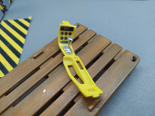 Console central jaune - 1/18,