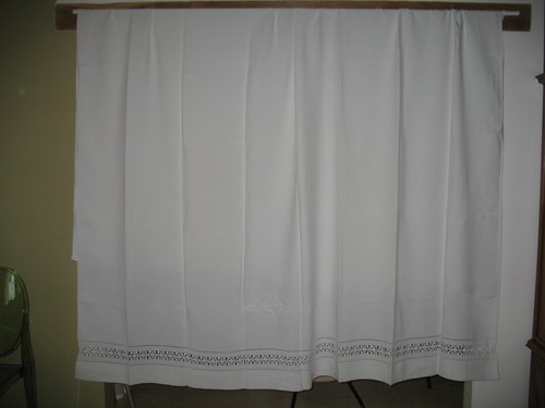 Drap ancien brodé ajouré