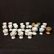 Collection de 25 coquetiers en porcelaine, grès et divers