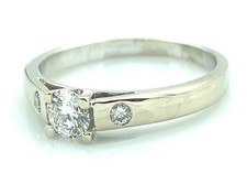 MAGNIFIQUE BAGUE OR 18 CARATS - SOLITAIRE 0.25 CARAT + DIAMANTS 0.10 CARAT