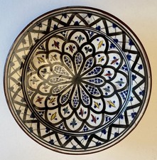 Plateau marocain en céramique artisanale peinte à la main – motif traditionnel