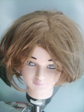 Perruque en 100 % synthétique châtain clair