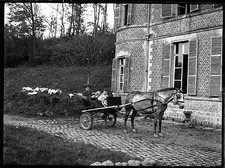 Homme & enfant carriole cheval château - Ancien négatif photo an. 1930