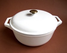 Cocotte Ronde 25 cm en Fonte Émaillée Blanche Bouton Laiton