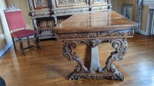 Salle à manger en noyer massif style renaissance (table, chaises et buffet)