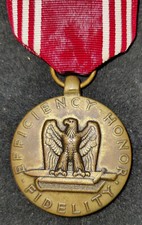 Médaille armée Americaine "Good Conduct Medal" avec son ruban et son attache