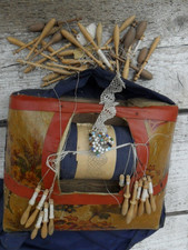 ancien carreau de dentelière et 35 fuseaux , couture broderie ...