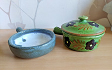 Lot de deux cassolettes, petites casseroles en terre cuite dont Cat Troarn