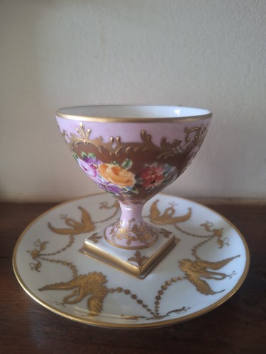 Rare tasse sur pied - rare,,