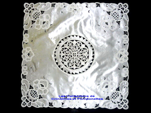 Nappe the brodee sur satin - a,