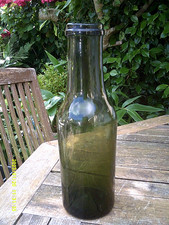 bouteille ancienne a truffes ,en gros verre soufflé,vert foncé