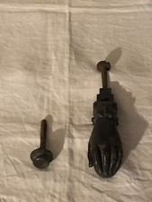 Ancien heurtoir de porte en métal « main » et son clou