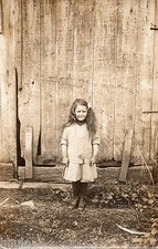 BJ077 Carte Photo vintage card RPPC Enfant mode fashion mur bois palissade