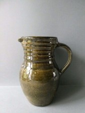 pichet en grès vernissé, couleur kaki, signé en creux V2