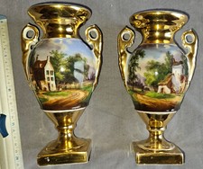 Paire de vases peints et dorés en porcelaine de Paris décor Maisons de campagne