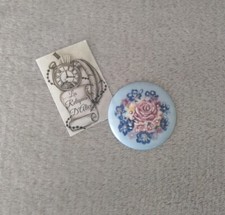 Ancienne petite plaque 43 mm en porcelaine décor floral Limoges France (c)