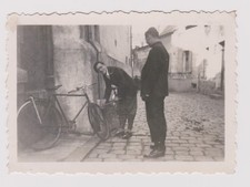 photo ancienne ?️ deux hommes vélo rue pavée vers 1935 45