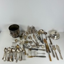 Lot art de la table en métal argenté ancien – ménagère, seau, cloche, moulins