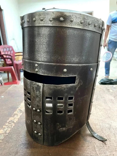 Casque médiéval noir