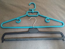 1 cintre bleu turquoise & 1 cintre noir pour tout vêtement (Hangers blue black)