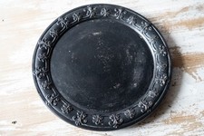 Assiette ancienne en terre cuite vernissée noire relief 24cm 2