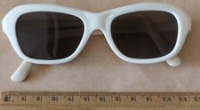 Petite paire de Lunettes de Soleil Vintage Enfants, années 60/70, blanc crème.