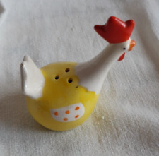 SALIERE OU POIVRIERE  POULE PORCELAINE POLYCHROME  HAUTEUR  7CM
