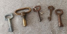 5 petites clés anciennes différentes. Jouets mécanique, Montres