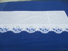 Dessus de cheminée N°17 ou de meuble coton fin broderies bleues  