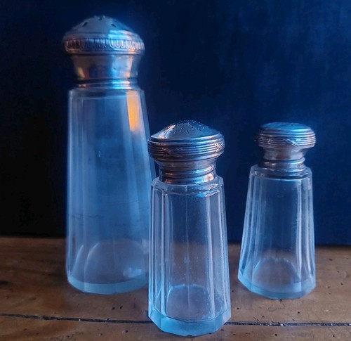Trois saupoudreuses salières - saupoudreuses,