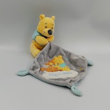 Doudou Winnie l'ourson avec mouchoir gris Hugs & Wishes DISNEY - 30128