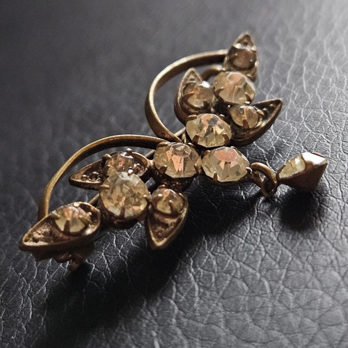 Broche dans goût art - le,
