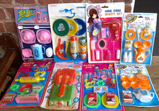 8 LOTS DE DINETTES VINTAGE