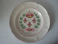 Assiette plate Saint Clément à décor royaliste de fleurs de lys