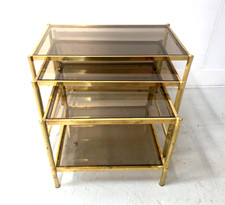 Suite de trois tables gigognes de style en laiton et verre fumé XX siècle