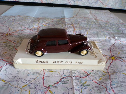 Citroën traction rouge - 15, cv