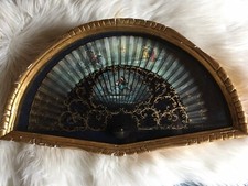 ANCIEN ÉVENTAIL signé  SOIE LAQUE BOIS CADRE COQUILLE OR SIGNED SILK FAN & FRAME