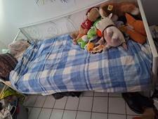 Un lit métal simple 