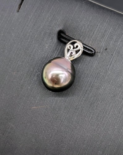 Pendentif blanc orné - or,