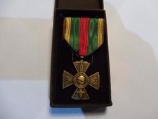 MEDAILLE CROIX MILITAIRE  1914-18  EN   COFFRET   - A  COLLECTIONNER